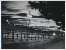 Bp., esti fények a pesti rakparton, Szendrő István (1908-2000) fotóművész jelzés nélküli felvétele, 23x17 cm