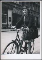 Postáskisasszony kerékpáron (Bp., Tátra utca), Szendrő István (1908-2000) fotóművész jelzés nélküli felvétele, 23x17 cm