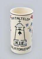 Városlődi virágmintás kerámia pohár, Antaltelep K.I.E. Balatonudvari felirattal, kézzel festett, jelzett, apró mázhibákkal, m: 10 cm