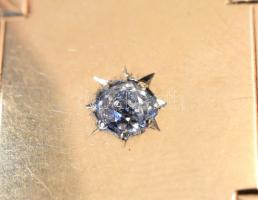 Arany (Au) 14 K képtartó medál brillel, jelzett, akasztó sérült, 2×2 cm, bruttó: 4,7 g