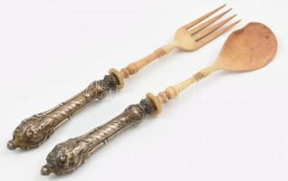 Ezüst(Ag) nyelű csontfejű kés- és villapár, figurális díszítéssel, h: 26 cm