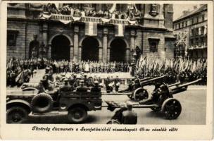 Budapest VI. Opera, Tüzérség díszmenete a Szovjetunióból visszakapott 48-as zászlók előtt. 100 éves a honvédség