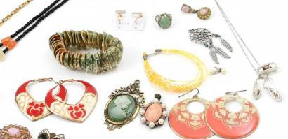 Vegyes bizsu tétel, fülbevalók, karkötők, brossok, stb., szép állapotban