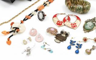 Vegyes bizsu tétel, fülbevalók, karkötők, brossok, stb., szép állapotban