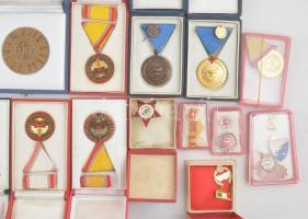 Vegyes 21db-os szocialista, katonai és polgári jelvény, kitüntetés, emlékérem és plakett tétel T:veg...