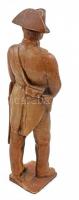 cca 1940 Olasz csendőr szobra, műgyanta őrlemény, sérült talapzattal, foltos, m: 34 cm