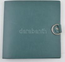 ~50db-os magyar és külföldi jelvénytétel berakóban, több zománcozott darabbal, közte sportjelvények ...