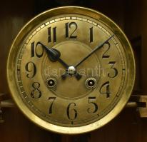 Art deco falióra. Ingajáratos, fazettált üveggel, jó állapotban. Két kulccsal, réz számlappal 70 cm