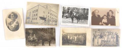 Kb. 100 db RÉGI fotó képeslap vegyes minőségben: családi, portrék, városok / CCa. 100 pre-1945 photo postcards in mixed quality: family, portraits, towns