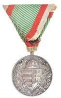 1929. Magyar Háborús emlékérem kardokkal, sisakkal ezüstözött, jelzett bronz kitüntetés mellszalagon T:2 ezüstözés apró kopásokkal Hungary 1929. Hungarian Commemorative War Medal with swords and a helmet silver-plated, hallmarked bronze decoration with ribbon C:XF somewhat worn silver-plating  NMK 418.