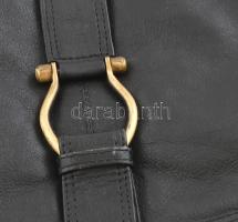 Bőr női táska jó állapotban, réz csattal 28x24 cm