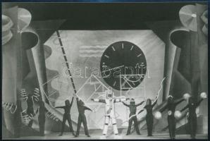 cca 1937 Angelo Funk Pál budapesti fényképész és fotóművész hagyatékából 1 db mai nagyítás (Gépember a színpadon), mozgásművészeti előadás, 10x15 cm