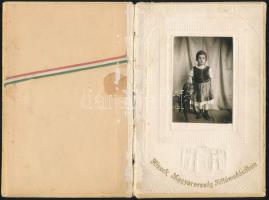 cca 1920-1940 "Édesanyámnak", kislányportréfotója, benne nemzetiszínű szalaggal, "His...