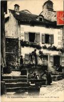 1911 Chaudes-Aigues, La Fontaine d'eau chaude / The hot water fountain, washing (EK)