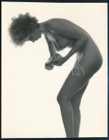 cca 1975 Vintage műtermi aktfotó, ezüst zselatinos fotópapíron, jelzés nélkül, 11x8,5 cm