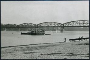 cca 1933/2022 Hajómalom az újpesti híd közelében, 1 db mai nagyítás Fekete György budapesti fényképész gyűjteményéből, jelzés nélkül 10x15 cm