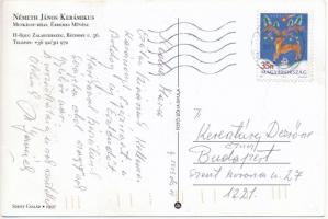 Németh János (1934-) a Nemzet Művésze címmel kitüntetett, Kossuth-díjas magyar szobrász, keramikus autográf karácsonyi üdvözlő sorai és aláírása Keresztury Dezsőné Novák Mária, Keresztury Dezső (1904-1996) író, politikus második feleségéhez, saját alkotását reprodukáló képeslapon