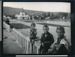 cca 1930-40 Révfülöp, gyerekek a Balaton partján, egyiken címeres fejfedő, háttérben villa épülete, hátoldalán feliratozott fotó, későbbi előhívás, 9x12 cm