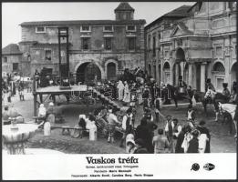 cca 1981 ,,Vaskos tréfa" című olasz film jelenetei és szereplői, 7 db vintage produkciós filmfo...