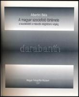 Albertini Béla: A magyar szociofotó története a kezdetektől a második világháború végéig. Bp., 1997....