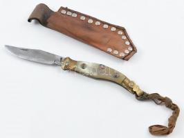 Válik jelzett egyedi készítésü zsebkés, bicska. Szaru, réz. 27 cm Bőr tokkal