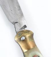 Válik jelzett egyedi készítésü zsebkés, bicska. Szaru, réz. 27 cm Bőr tokkal