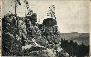 1910 Jáchymov, Sankt Joachimsthal; Felsgruppe das Brautbett / Nevestina skála, hikers (EK)