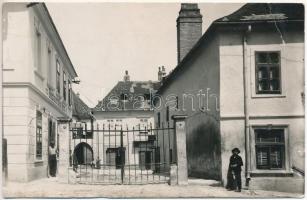 Kismarton, Alsókismartonhegy, Unterberg-Eisenstadt; Zsidó negyed, Hess étterem, Breier üzlete, zsidó kisfiú, Schneider cipőraktára / Jüdische Viertel, Schuh Depot, Restauration / Jewish Quarter, shoe shop, restaurant. Robert Forstner photo (EB)