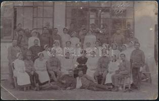 cca 1914-1916 Nagyvárad, hadikórház, sebesült katonák és ápolók, fotólap kopásnyomokkal, jobb felső sarokban hidegpecséttel, sarkán törésnyom, 9×14 cm