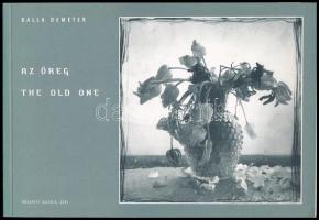 Balla Demeter: Az öreg. The old one. A művész, Balla Demeter (1931-2017) fotográfus által DEDIKÁLT példány. Bp., 2001., Budapest Galéria. A művész fotóival illusztrált. Magyar és angol nyelven. Kiadói papírkötés.