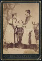 cca 1870-1880 Fiatal pár pisztollyal, népviseletben, keményhátú fotó Gondy és Egey debreceni műterméből, törésnyomokkal, 16,5×11 cm