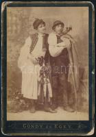 cca 1870-1880 Férfiak népviseletben, pálinkával, pisztollyal, keményhátú fotó Gondy és Egey debreceni műterméből, törésnyomokkal, 16,5×11 cm