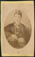 cca 1870 Nő nyakékkel, keményhátú fotó, 10,5×6,5 cm