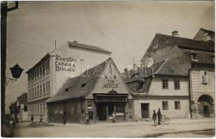 Nagyszeben, Hermannstadt, Sibiu; Fleischergasse, Hans Balthes zum Mercur, Koestlin's Cakes & Biscuits / Mészáros utca részlete, Balthes János üzlete, reklám a ház falán / street, shop, advertisement on the wall. photo (EK)