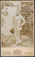 cca 1910 Férfi kalappal és sétapálcával, keményhátú fotó Porubszky pozsonyi műterméből, 17×10,5 cm