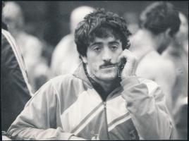 1985 Arszlan Fadzejev szovjet sportoló fotója, László Sándor felvétele, a hátoldalán pecséttel jelzett, a fotó egyik sarkán kis szakadással, 15x20 cm
