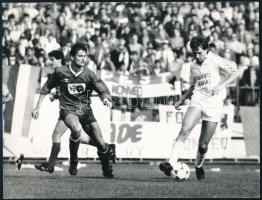 1990 Budapest Honvéd - Tatabánya NBI-es labdarúgó mérkőzés fotója, László Sándor felvétele, a hátoldalán feliratozva, 18x24 cm