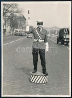 cca 1960 Bp., közlekedési rendőr a Dózsa György úton, fotó, 11,5x8,5 cm