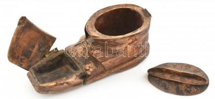 cca 1900 Tátrafüred faragott fa túrabakancs formájú dobozka, két kinyitható fedéllel kissé megviselt...