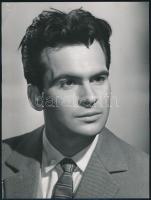 cca 1950 Latinovits Zoltán (1931-1976) fiatalkori portréfotója, 24x18 cm