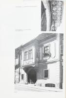 Régi házak Pest-Budán. Szerk. Pereházy Károly. Bp., 1976, Műszaki. Gazdag fekete-fehér képanyaggal i...
