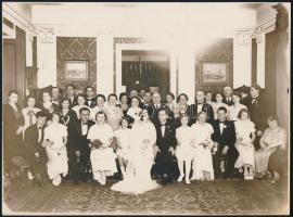 cca 1930 Esküvői csoportkép, hátoldalán pecséttel jelzett fotó (Sass Fotoriporter), 23x17 cm