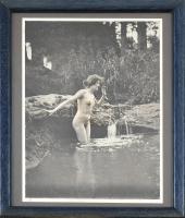 Fürdőző női akt. Ofszet, keretezve. cca 1940, 18x24 cm