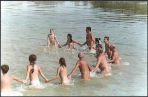 Engi László: Játék a vízben, hátoldalon feliratozott fotó, 40×28 cm