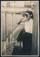 cca 1930 Matróz egy sétahajó fedélzetén távcsővel, fotó, 8x5,5 cm