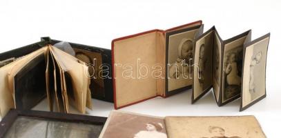 Vegyes régi fotó tétel: keményhátú és igazolványfotók, leporelló, stb. + 2 db üvegezett fa képkeret