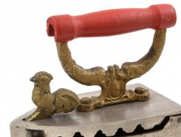 Régi vasaló kakas díszítéssel, régi vas talppal, jó állapotban