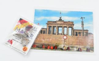 1989 Berlini fal egy darabja, hozzá egy képeslap a falról