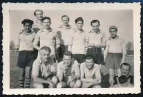 1957 Menekültek labdarúgó csapata 4x6 cm