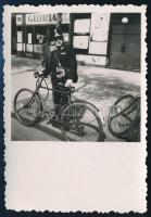 cca 1940 Kerékpáros postás, fotó, 9×6 cm